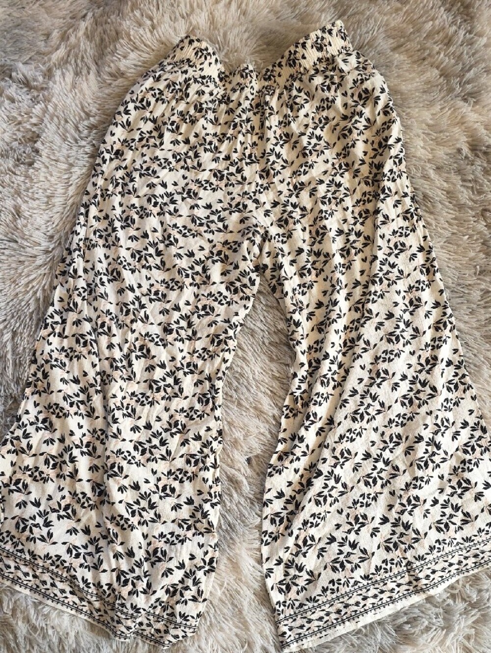 Max Studio Cream Wide-Leg Pants with Black Leaf Print - Picture 2 of 6